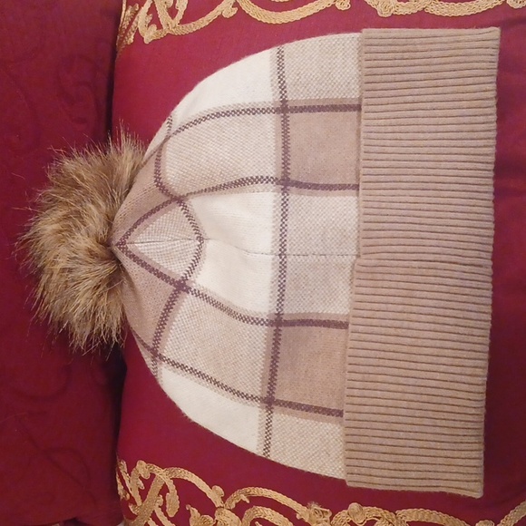 Tahari beanie with pom NWOT - Picture 2 of 5
